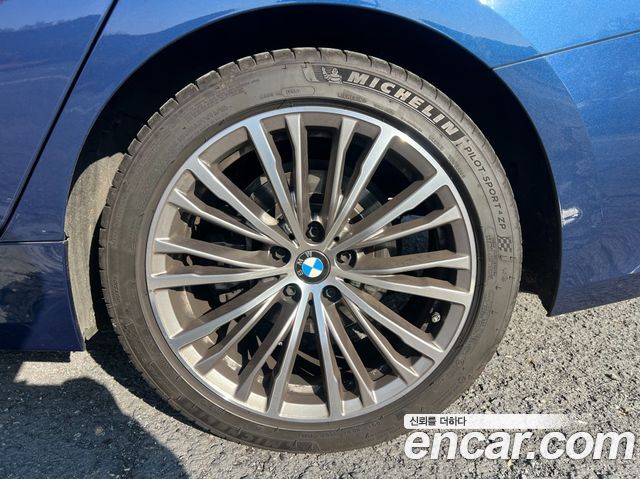 BMW 3-Series 320i Luxury