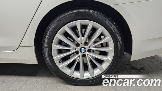 BMW 5-Series 530i Luxury