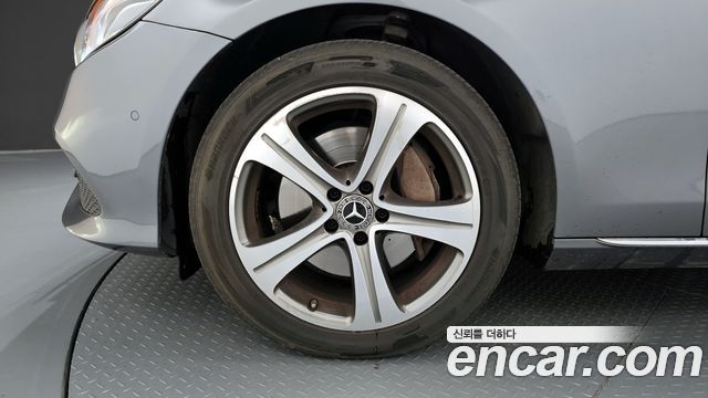 Mercedes-Benz E-Class E300 4MATIC Avnatgarde