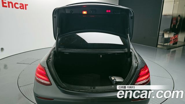 Mercedes-Benz E-Class E300 4MATIC Avnatgarde