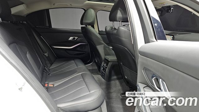 BMW 3-Series 320i