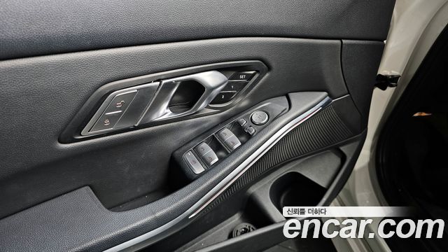 BMW 3-Series 320i