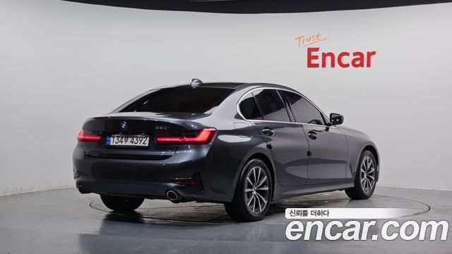 BMW 3-Series 320i