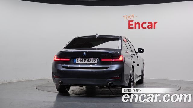 BMW 3-Series 320i