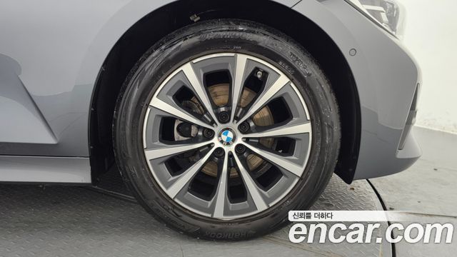 BMW 3-Series 320i