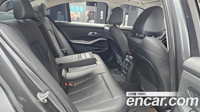 BMW 3-Series 320i