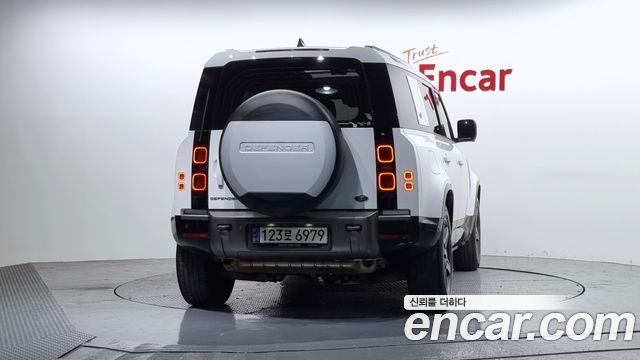 Land Rover Defender 110 P300 X-Dynamic SE
