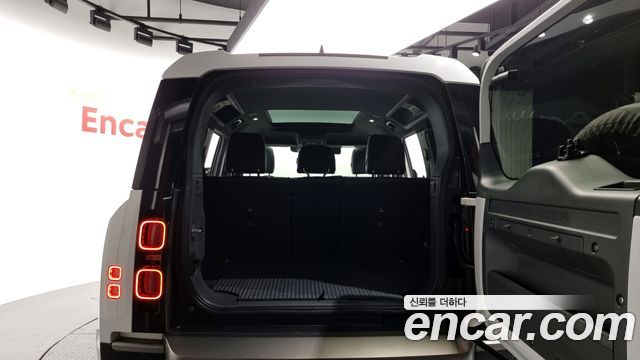 Land Rover Defender 110 P300 X-Dynamic SE