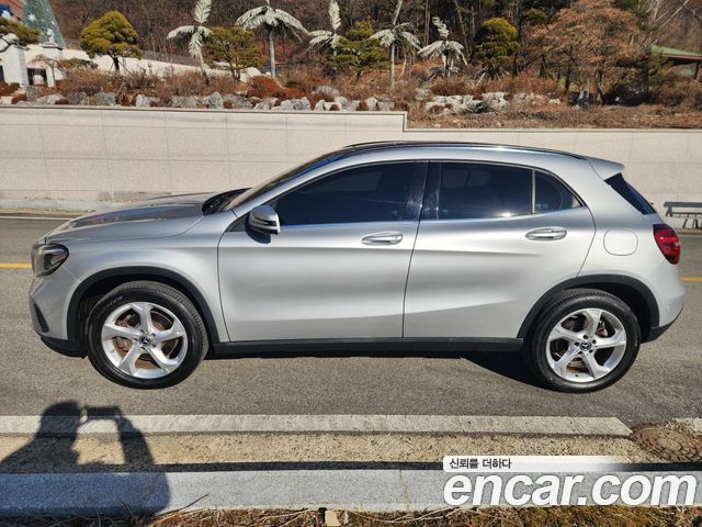 Mercedes-Benz GLA-Class GLA220