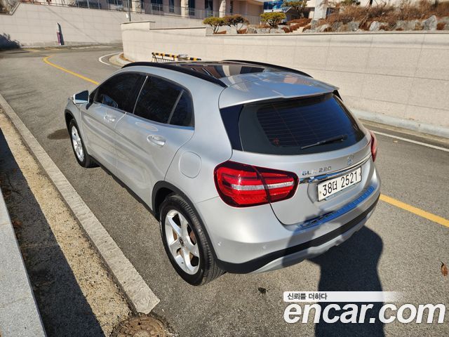 Mercedes-Benz GLA-Class GLA220