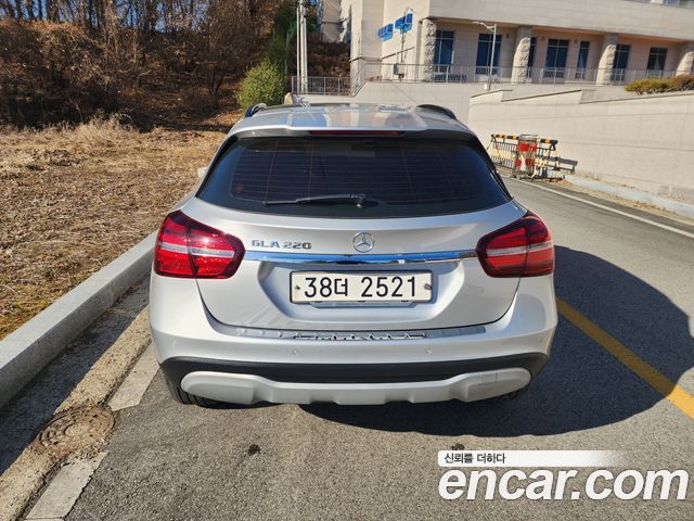 Mercedes-Benz GLA-Class GLA220
