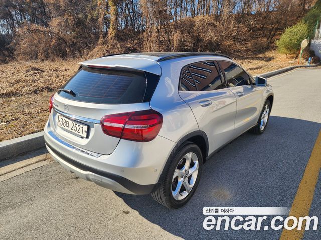 Mercedes-Benz GLA-Class GLA220