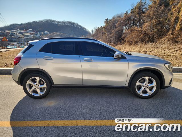 Mercedes-Benz GLA-Class GLA220