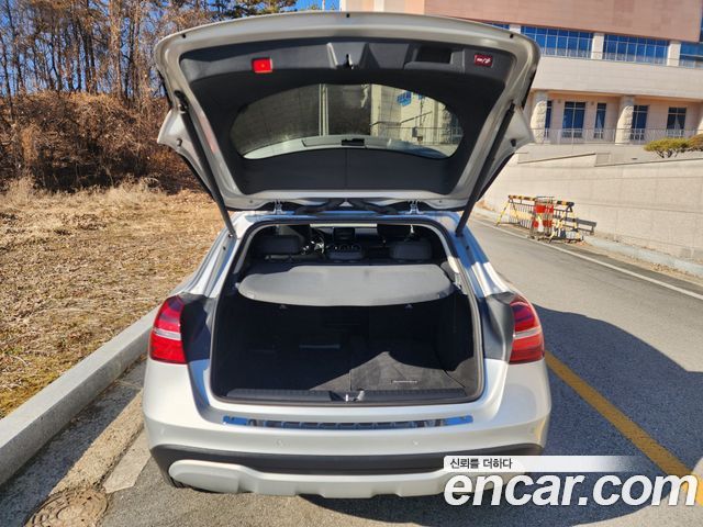 Mercedes-Benz GLA-Class GLA220