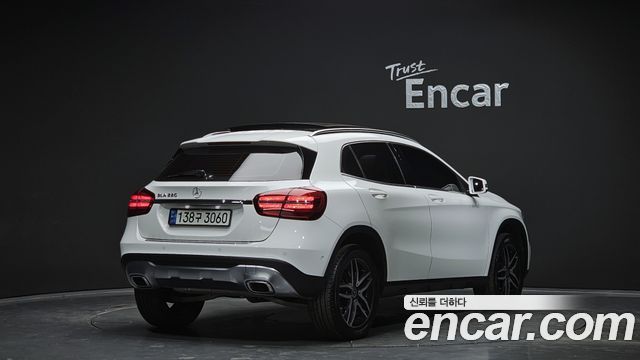 Mercedes-Benz GLA-Class GLA220