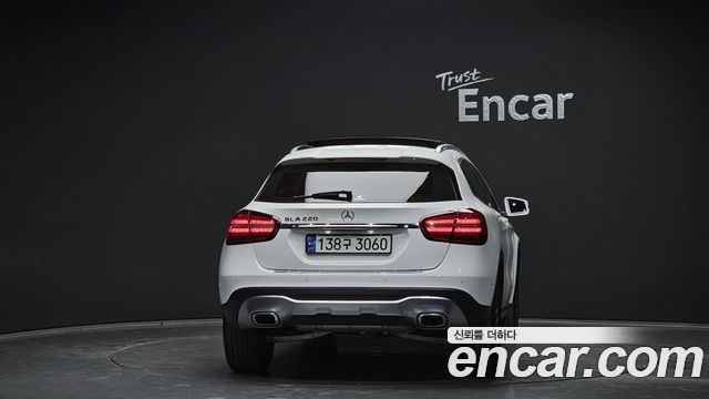 Mercedes-Benz GLA-Class GLA220
