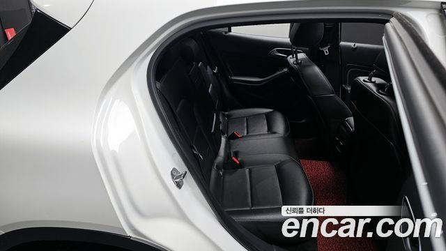 Mercedes-Benz GLA-Class GLA220