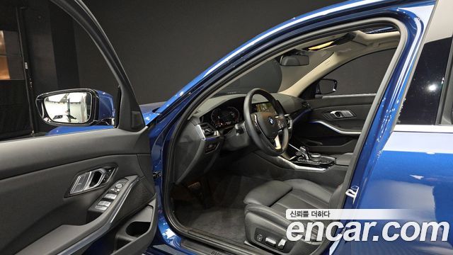 BMW 3-Series 320i