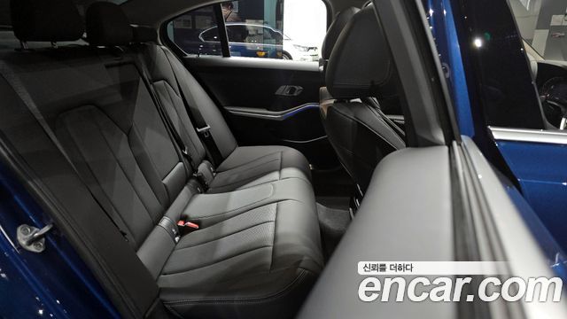 BMW 3-Series 320i