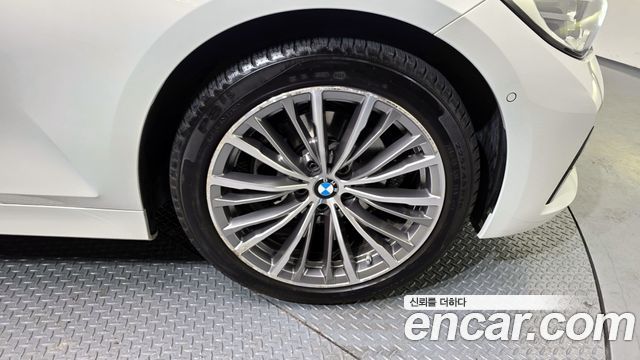 BMW 3-Series 320i Luxury