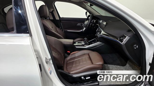 BMW 3-Series 320i Luxury