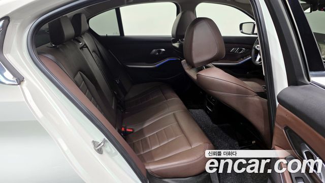 BMW 3-Series 320i Luxury