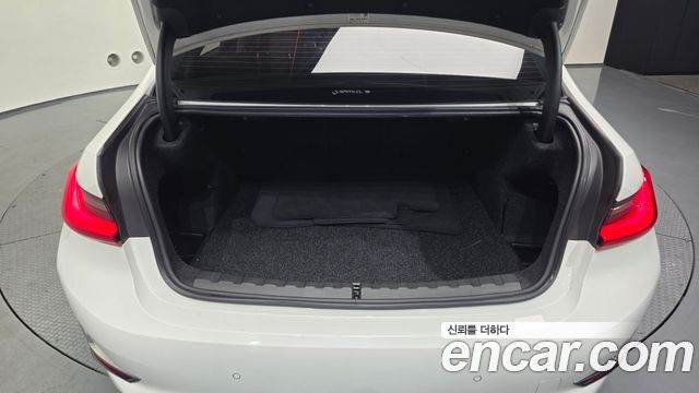 BMW 3-Series 320i Luxury