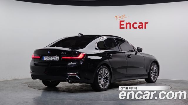 BMW 3-Series 320i Luxury