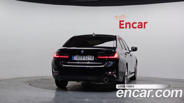 BMW 3-Series 320i Luxury