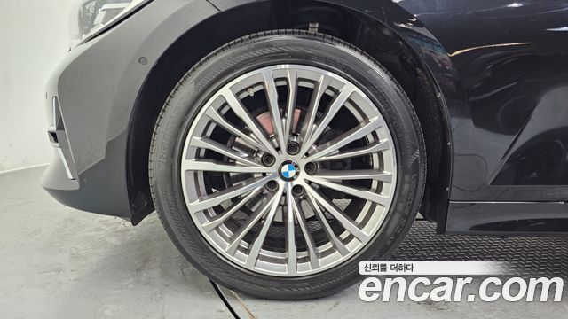 BMW 3-Series 320i Luxury