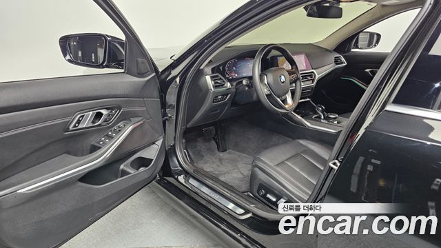 BMW 3-Series 320i Luxury