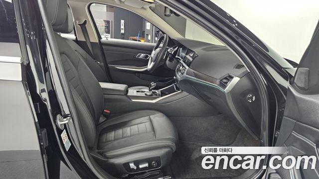 BMW 3-Series 320i Luxury
