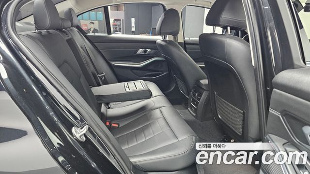 BMW 3-Series 320i Luxury