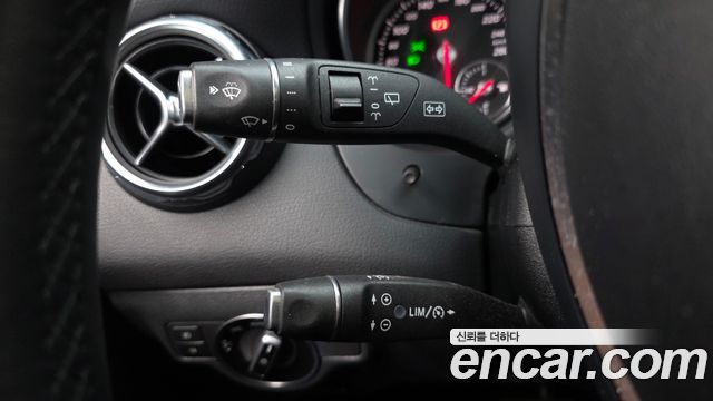 Mercedes-Benz GLA-Class GLA220 Premium