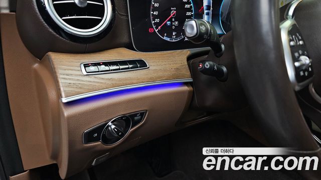 Mercedes-Benz E-Class E300 4MATIC Exclusive
