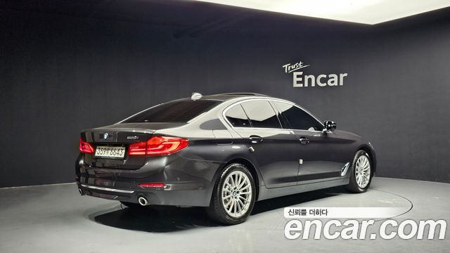 BMW 5-Series 520i Luxury