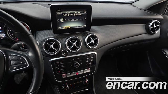 Mercedes-Benz GLA-Class GLA220