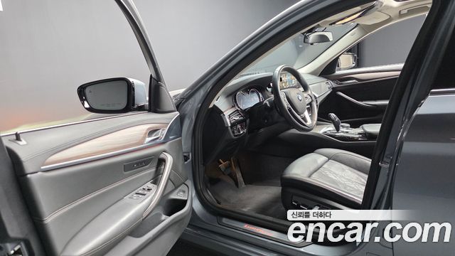 BMW 5-Series 530i xDrive Luxury Plus