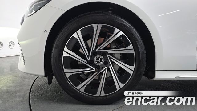 Mercedes-Benz E-Class E300 4MATIC Exclusive