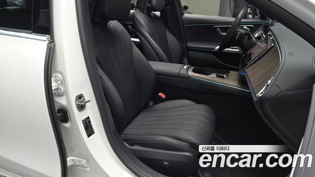 Mercedes-Benz E-Class E300 4MATIC Exclusive