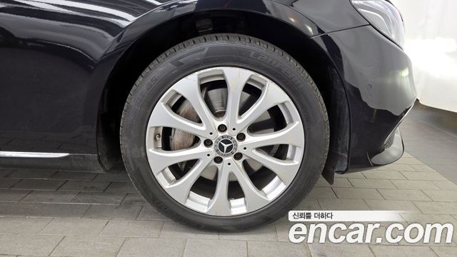 Mercedes-Benz E-Class E300 4MATIC Exclusive