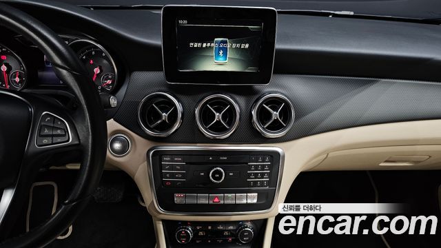 Mercedes-Benz GLA-Class GLA220