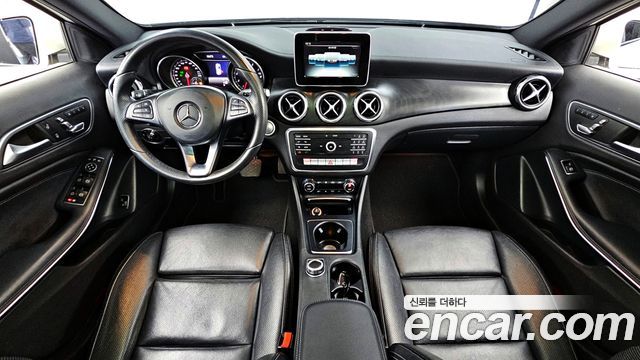 Mercedes-Benz GLA-Class GLA220 Premium