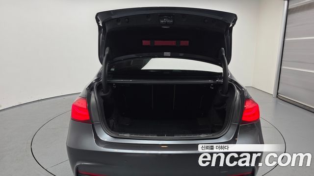 BMW 3-Series 330i M Sport Shadow