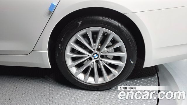 BMW 5-Series 520i Luxury