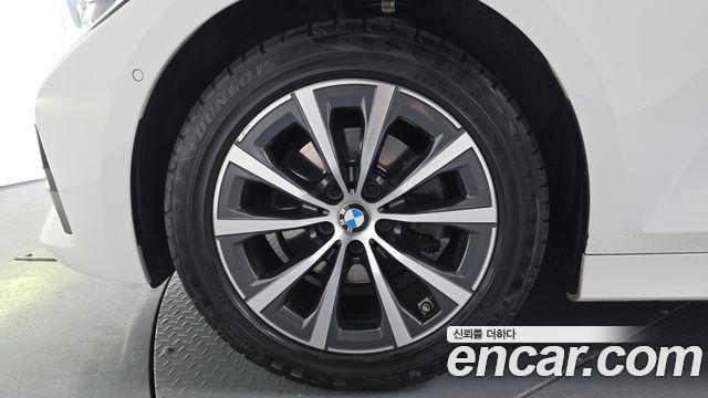 BMW 3-Series 320i
