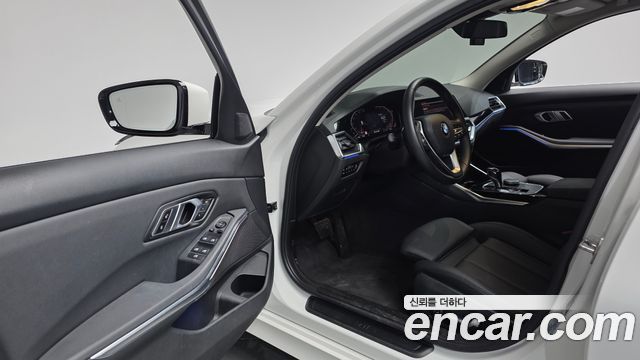 BMW 3-Series 320i