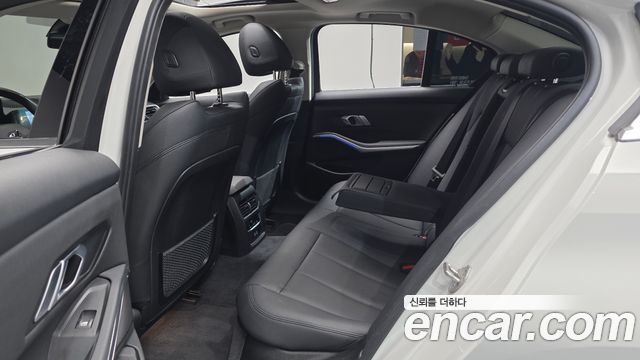 BMW 3-Series 320i