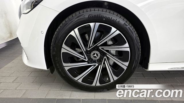 Mercedes-Benz E-Class E300 4MATIC Exclusive