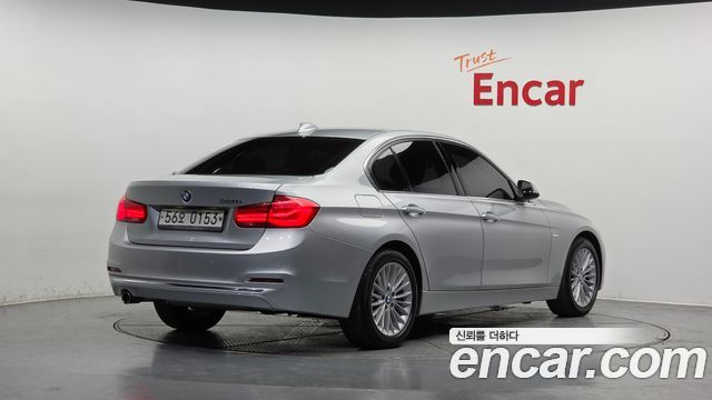 BMW 3-Series 320i Luxury